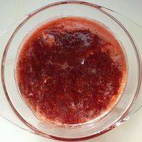 把草莓果酱倒到没有水和油的容易器中晾凉，密封放冰箱冷藏，要用到取出来即可。
