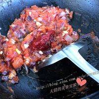 把西红柿炒至溶化后加入番茄沙司和清水翻炒均匀
