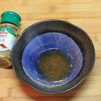 把油和椒盐搅匀备用。