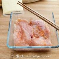 鸡胸肉加入盐和黑胡椒粉腌制过夜。