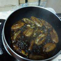将鸡翅夹入油锅煎至两面金黄，再把腌制鸡翅的酱料倒入锅中抄一下。