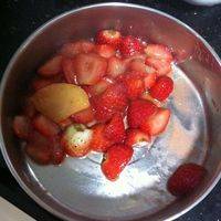 再炒一下草莓，炒水果可以加一点黄油避免炒干