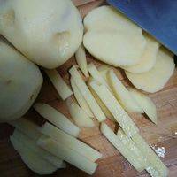 土豆去皮洗净，切成条