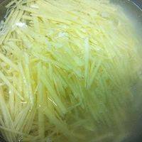 土豆去皮，洗净切薄片再切丝，用清水浸泡片刻。