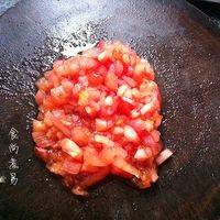 番茄去皮切小粒。