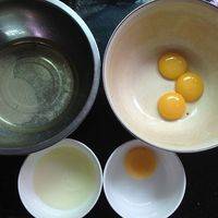 蛋白和蛋黄分开，注意装蛋白的盆必须干净，不要有丝毫的水和油。

