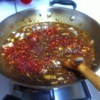 然后放辣椒面，再不段地绞，绞到大酱的香味出来了，才可以关火，一定按照一个方向绞。