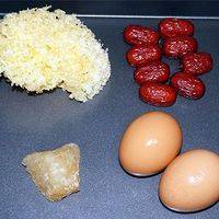 准备食材：雪耳12克，红枣8个，鸡蛋2个，黄冰糖50克，这是两个人的份量。
