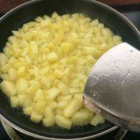 苹果切粒。热锅倒10g黄油倒入苹果60g砂糖炒软