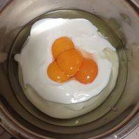 蛋黄，酸奶，油放到一起用手动打蛋器搅拌均匀。