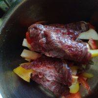 牛肉片铺平，卷入杏鲍菇及彩椒。