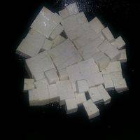 锅烧热后加入适量的油，油量比平时炒菜的量稍稍多一些，油温7成热时把豆腐平推进去