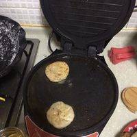 包成个小包子，然后在电饼铛里抹好油，把小包子一个个按扁在电饼铛里，等着它熟就好啦