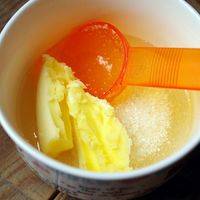 将黄油、蜂蜜、白糖称量后，放入一个碗里；这样比较省事；可以早点准备这步，黄油要提前软化；