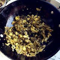 剩油下酸菜和野山椒炒出香味，加入高汤。