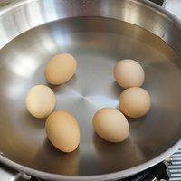 鸡蛋洗干净冷水入锅子煮8分钟