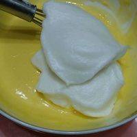 蛋白分三次加打发，最后一次加糖时加入淀粉一齐打发至湿性，蛋白糊分三次与蛋黄糊以