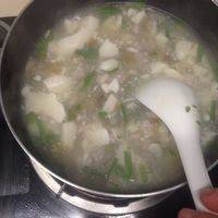 放适量的盐后，再放入香菜大蒜末！鲜美的榨菜肉末豆腐汤出锅喽！