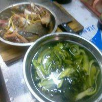 鱼头入味的时间把酸菜切好放盆子用清水泡起来！