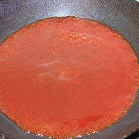 平底锅加热，放入番茄沙司加热至冒泡