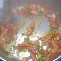 菜花出锅，用特百惠5.7至尊精钢多用锅先炒西红柿。