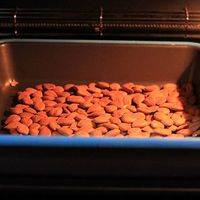 杏仁用150度烤20分钟至熟，暂用烤箱保温，冷竖果特别容易掉出来。