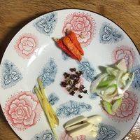 烤好的金蝉一边备用，材料多少看自己口味，辣一点比较爽，酥脆辣爽。