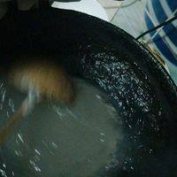 开锅后把粉面水倒入锅中，用力搅拌