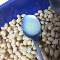 放一点煮豆子的水，把菌粉调拌均匀；