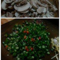 蘑菇洗净切片(蘑菇最好不要买哪种特别白的，容易买到加荧光剂的)，尖椒切粒，姜蒜和蒜苗西芹大葱，根据喜好改刀即可