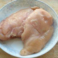 鸡胸肉剔去筋膜，洗净。