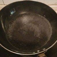 锅里烧水，差不多热就可以放蹄膀