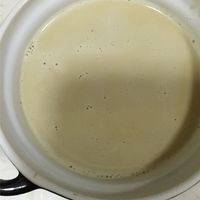 将搅抖好的蛋奶液过筛倒入模具中 烤箱预热150度 烤盘内倒入热水 将模具放入 烤40分钟左右