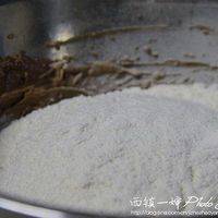 筛入泡打粉和低粉的混合物，拌到没有干粉的状态。