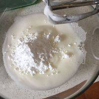 俩蛋白搅打起细腻小泡，分次加入糖粉，搅打均匀。