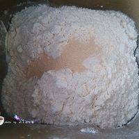 高筋面粉140克，低筋面粉80克，白砂糖16克，酵母4克，牛奶160克先液体后固体的顺序放入面包机桶里