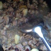 锅烧热下油（多一点，因为不放水，防止粘锅），下兔肉和蒜一起煸炒，兔肉煸干就行