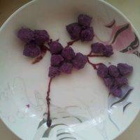 把蒸熟的紫薯团成球摆出葡萄粒的形状。