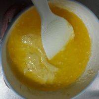 加入融化成液态的黄油搅拌均匀。