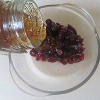   蔓越莓提前半个小时用朗姆酒泡上，泡好后的蔓越莓滤去水分， 加入糖桂花搅拌均匀； 