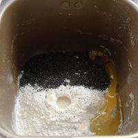 黑芝麻吐司做法的步骤 把除玉米油以外的所有原料放入面包机，启动普通面包功能反复揉面2次，一共20分钟。