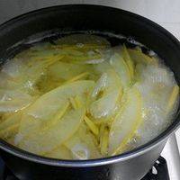 24小时之后，攥干柚子皮的水分。柚子皮放锅里，装入足够多的水，开火煮，水开后煮了大概15分钟左右，将柚子皮煮软煮透即可。