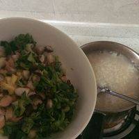 江米煮熟，锅内开始粘稠时倒入虾，蛋皮，青菜和香菇，搅拌