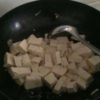 把豆腐放入翻炒