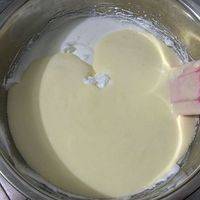 拌匀的奶酪糊倒回蛋白盆中，翻拌均匀成细腻浓稠的面糊