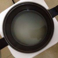电饭锅放米，倒入烧开的水，按煮饭键。