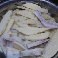 第一步把番薯洗干净，去皮，切片或切条。