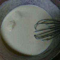 在奶酪里加30克黄油和60毫升牛奶一起融化，搅匀。