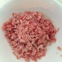 梅花肉切丁。也可以用五花肉或里脊肉。