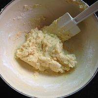 倒入过筛的面粉和奶粉翻拌均匀
